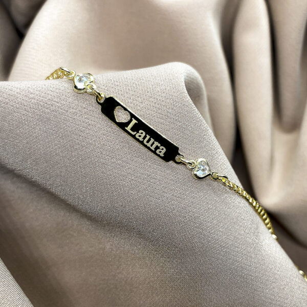 Pulseira com coração cristal e coração vazado banhado a ouro